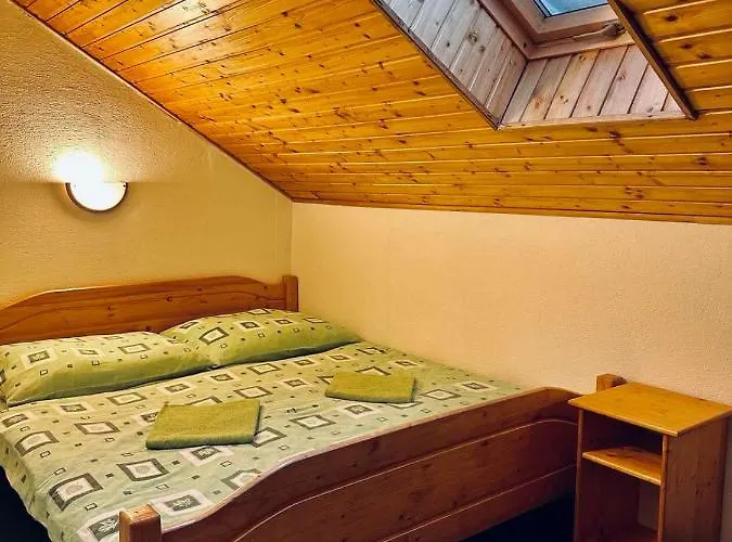 Pod Brehom Casa de hóspedes 3*
